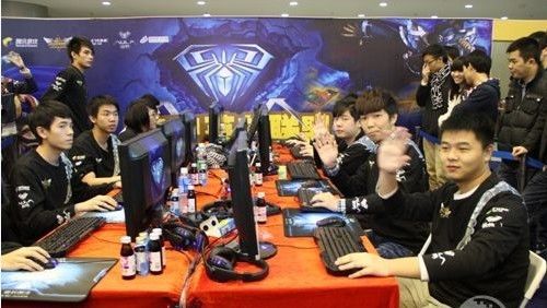 Royal Never Give Up 击败了 Oh My God ， Bilibili Gaming 以 2：1 战胜了 Weibo Gaming ，在 LPL 第二分区 2025